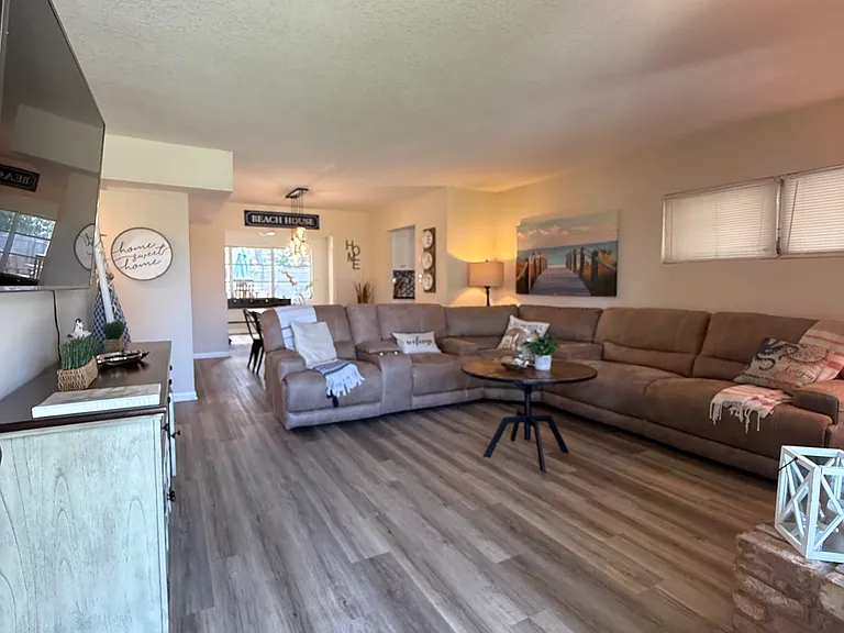 205 Driftwood Dr W — Photo 2