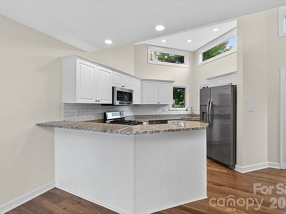4th image of 14527 Waterside Dr