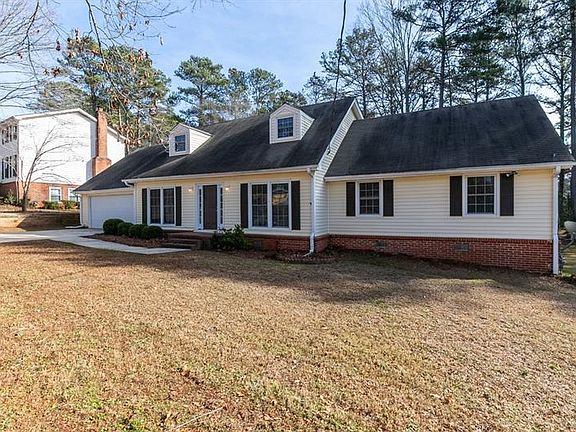 2nd image of 667 Clubhouse Dr SE