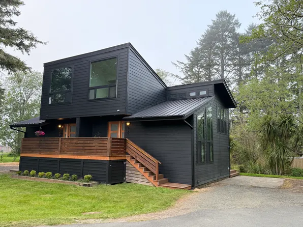 202 18th St NE, Long Beach, WA 98631