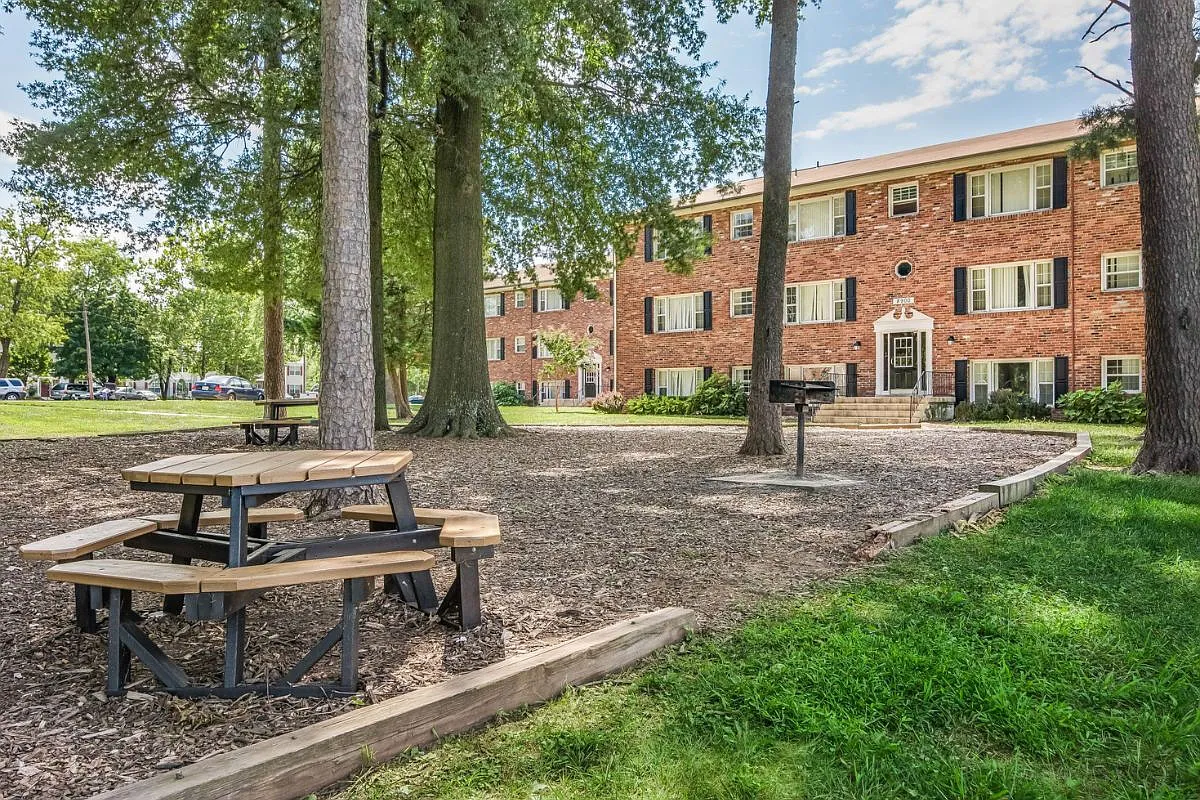 Colonial Village Apartments — Photo 4