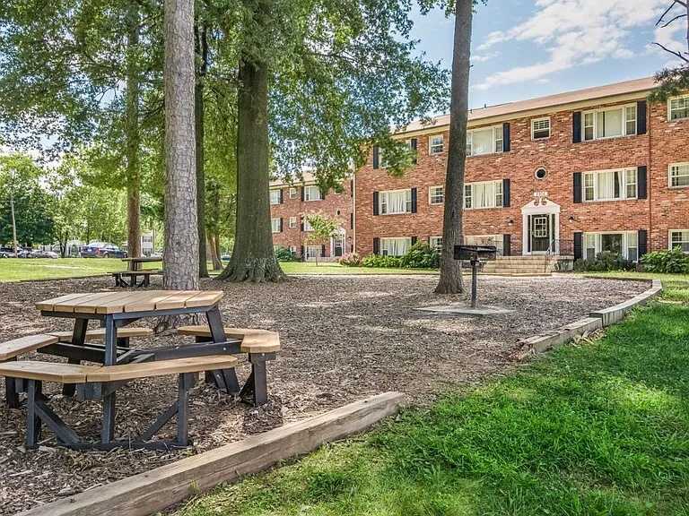 Colonial Village Apartments — Photo 4