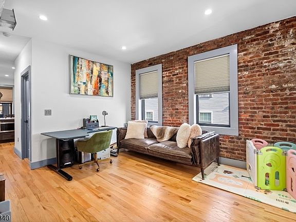 4th image of 31 Heckel St Floor 2