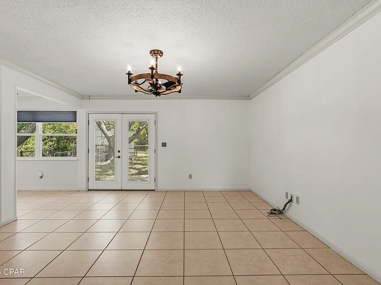 139 Manistee Dr — Photo 2