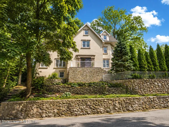 8 Diana Trl, Staten Island, NY 10304