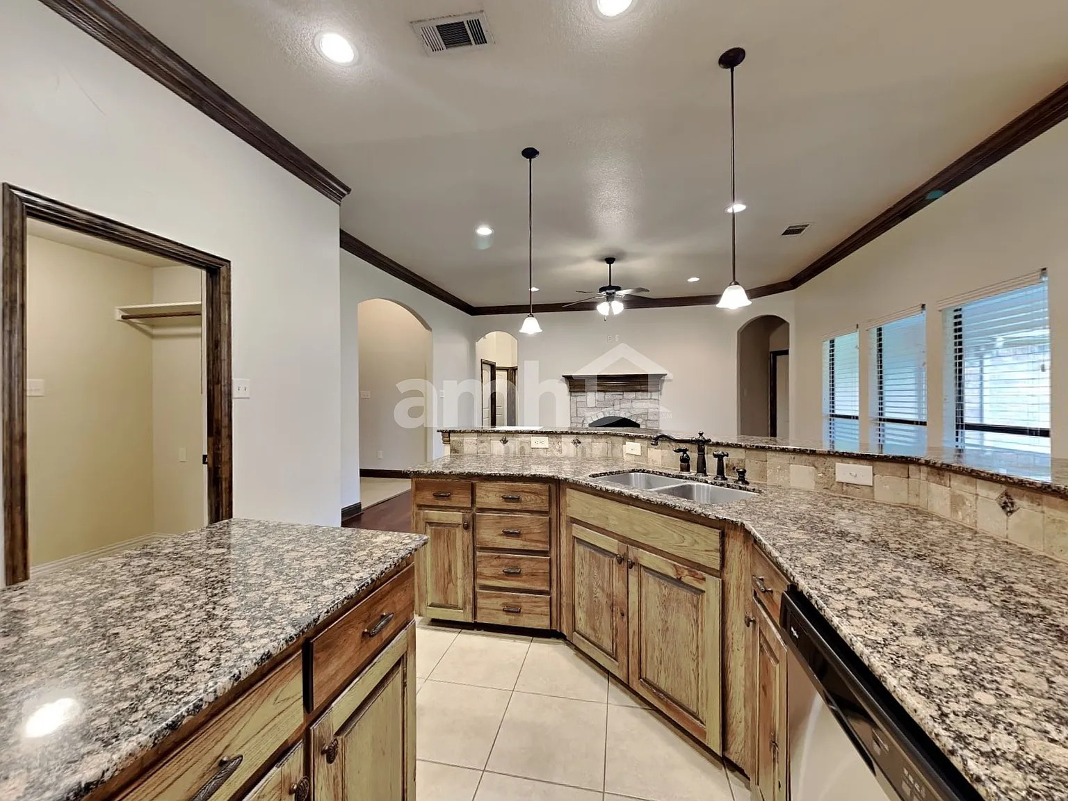 4 bed, 2.0 bath, 1870 sqft, $2,690 — Photo 4