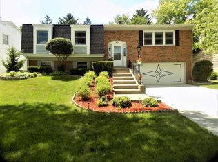 934 Cambridge Dr, Buffalo Grove, IL 60089