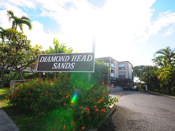 Diamond Head Sands is conveniently located on Kanaina Ave, the same street as Bogarts, Pioneer and right around the corner from Kapiolani Park and Kaimana Beach.