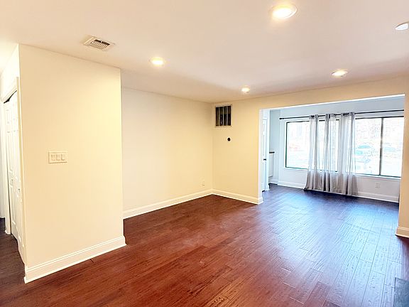 3rd image of 2810 Lee Oaks Pl APT 202