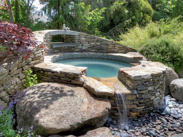 2 Harbor View Dr, Newport, RI 02840