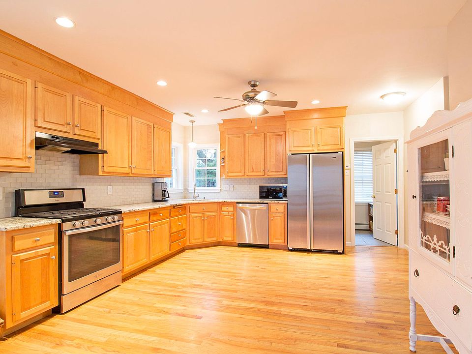 17 Village Sq, Collinsville, CT 06019 Zillow