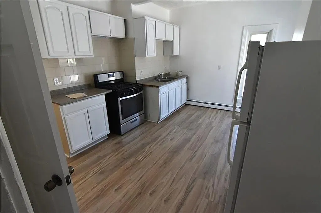 4 bed, 1400 sqft, $2,500 — Photo 2