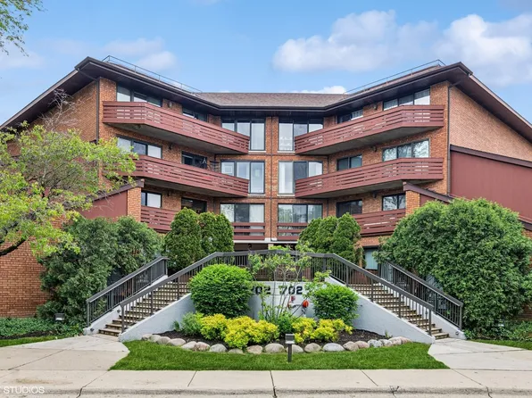 702 Waukegan Rd #A207, Glenview, IL 60025