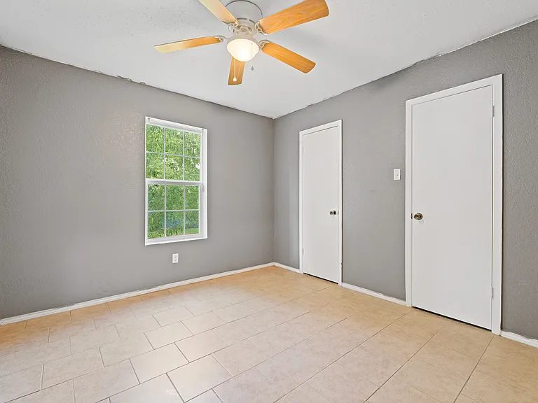 303 Carly Dr — Photo 15
