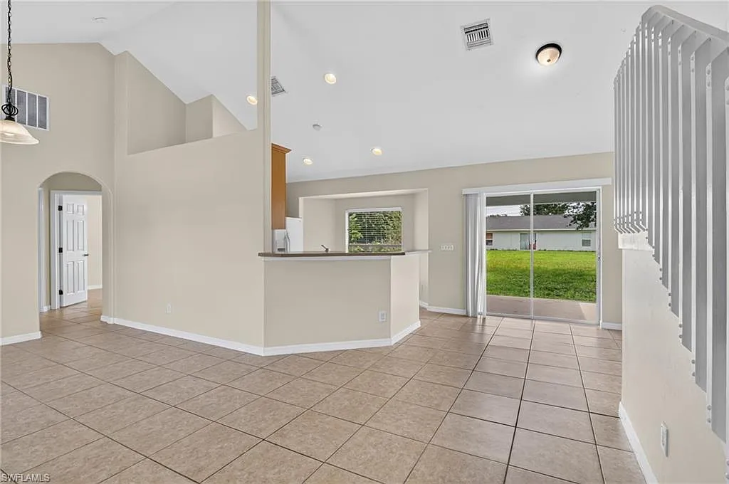 3 bed, 2.0 bath, 1820 sqft, $1,950 — Photo 2