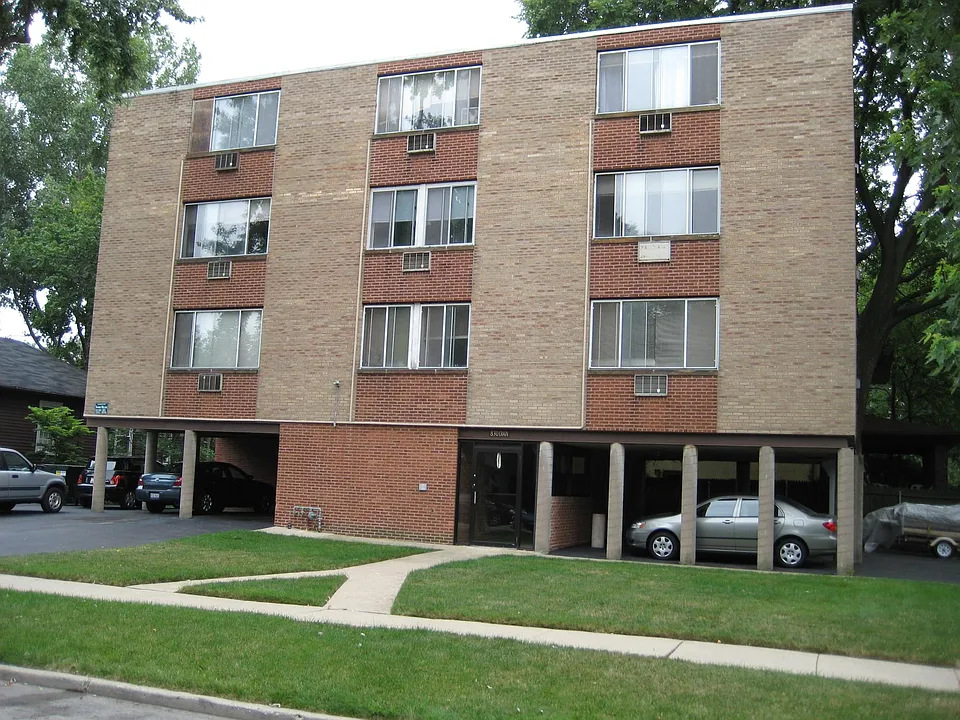 Looking south from Crain Street. The apartment is on the 1st floor, right-hand side.