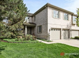 2292 Royal Ridge Dr, Northbrook, IL 60062