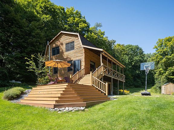 3rd image of 364 Burr Pond Road