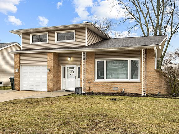 2nd image of 1811 Azalea Ln