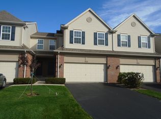 825 Oak Hollow Rd, Crystal Lake, IL 60014