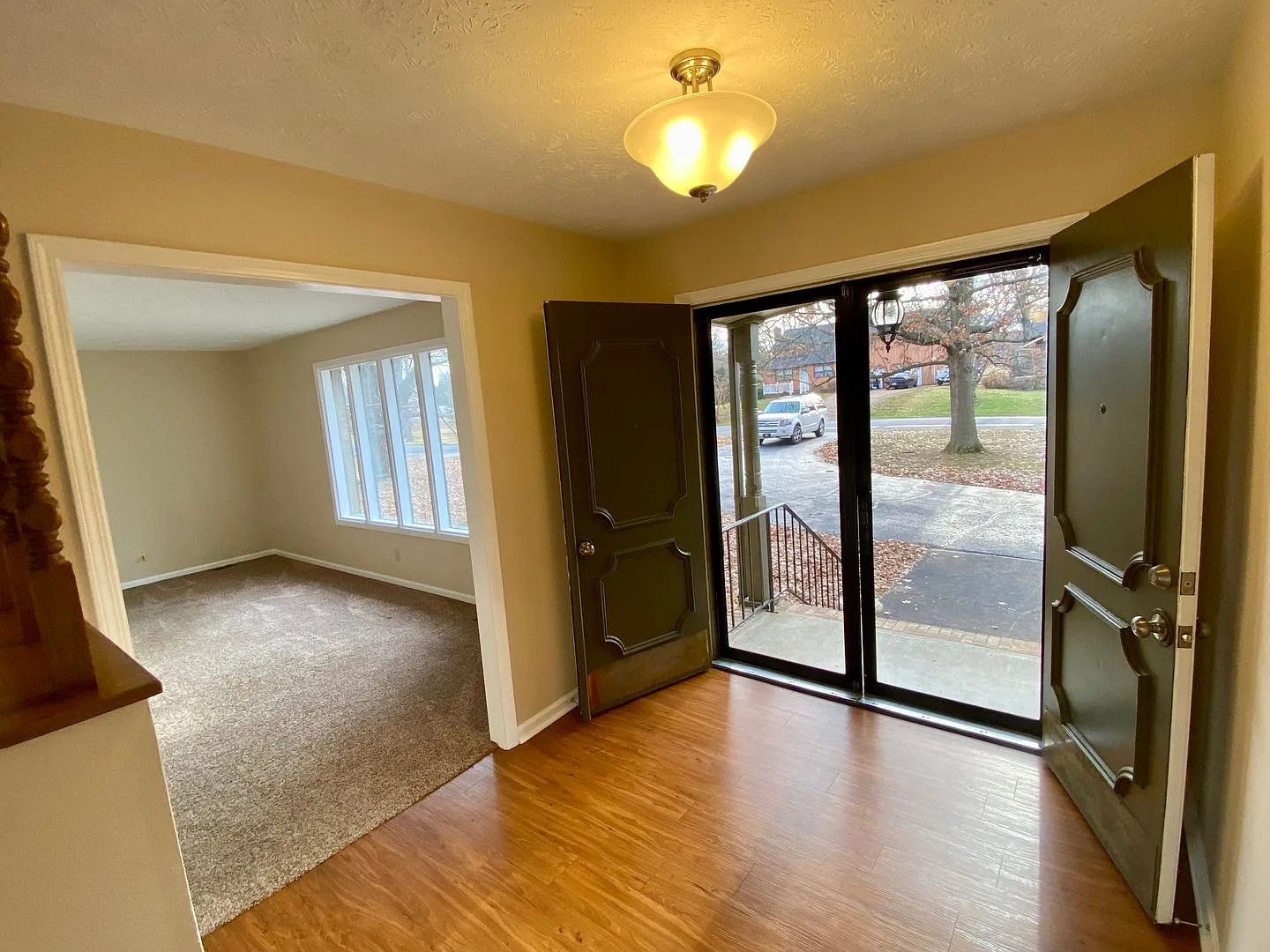 Halehaven Home: Beautifully Renovated 3 bdrm, 2.5 bath with finished basement — Photo 2