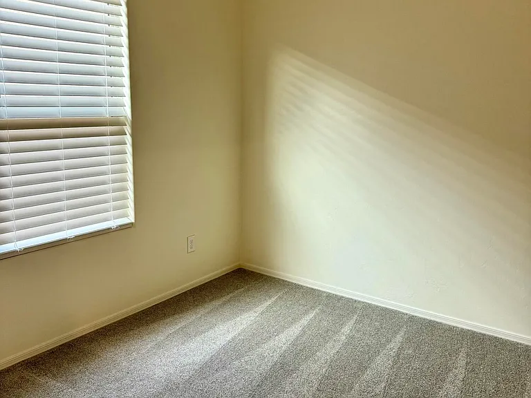 10518 W Harrigan Dr — Photo 8