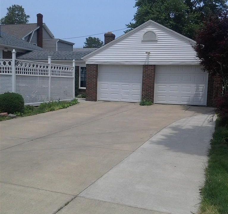 2nd image of 313 Jim Campbell Blvd S