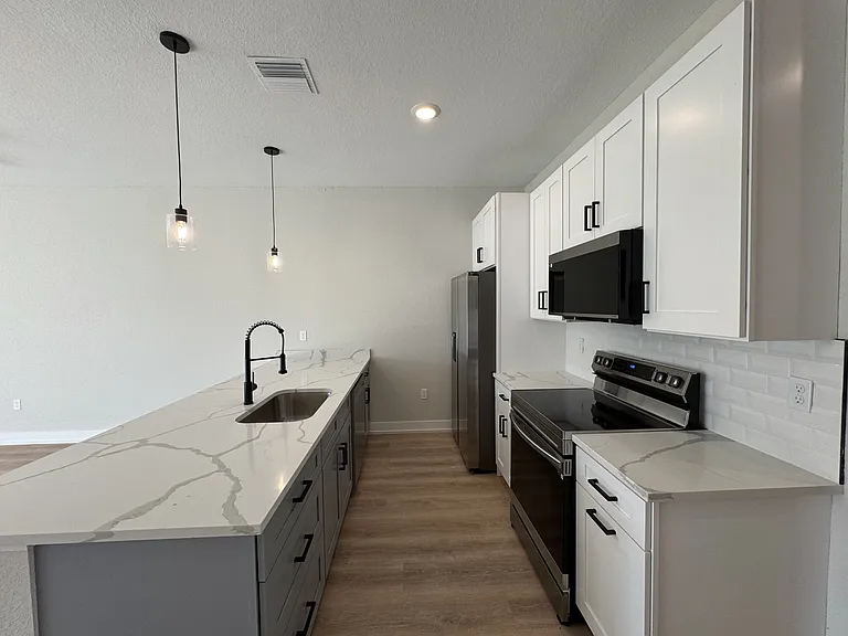 2020 Dorion St — Photo 5