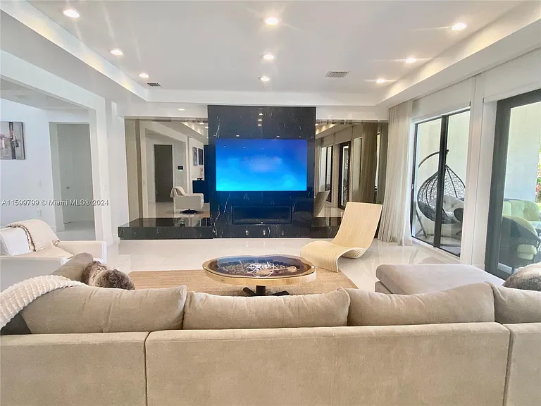 513 Palm Dr — Photo 11