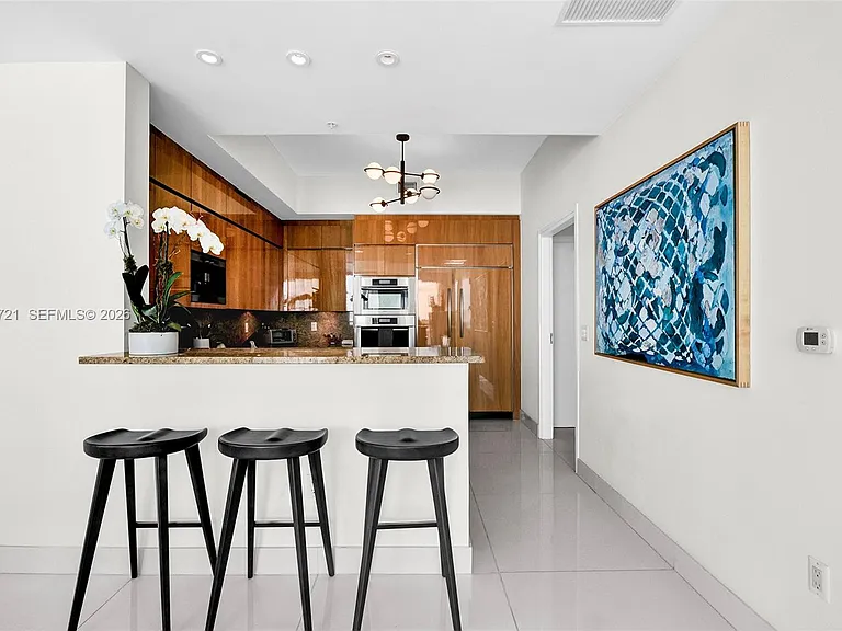 50 S Pointe Dr #2702 — Photo 4