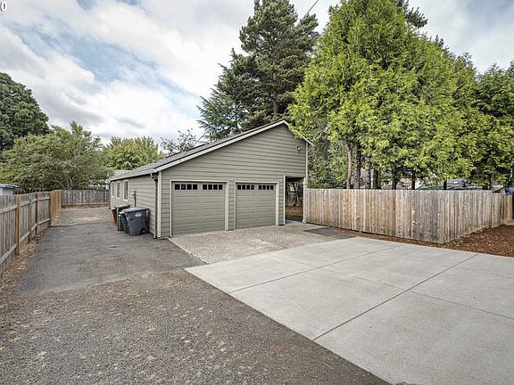 3rd image of 2141 SE Brookwood Ave