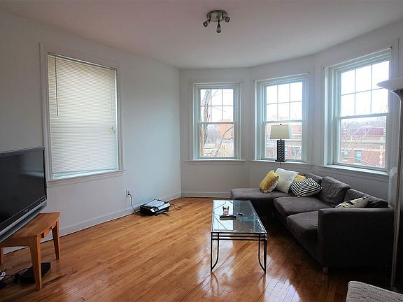 2nd image of 164 Strathmore Rd APT 21