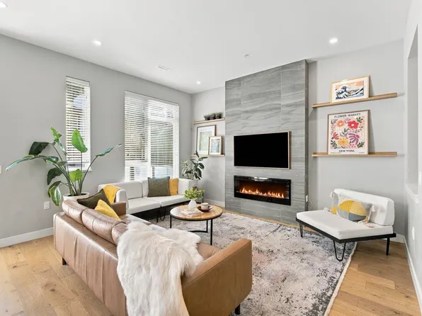 4682 Capilano Rd, North Vancouver, BC V7R 4K3
