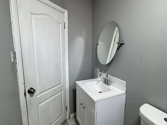 5th image of 542 S Queen St #1