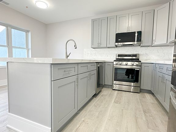 5th image of 1718 N 18th Ave #201