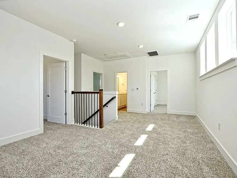 402 Zennia St — Photo 13