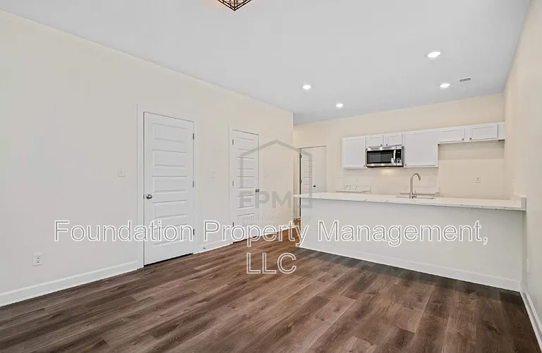 1470 Lyndale Ave — Photo 7