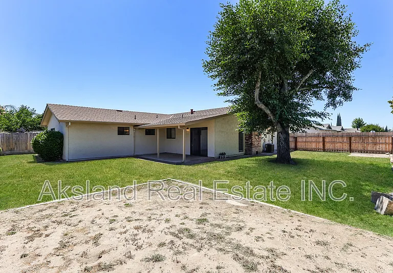 1497 Claremont Dr — Photo 9