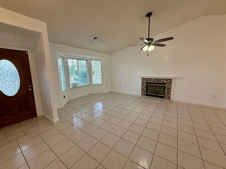 2108 Chaparral Dr — Photo 3