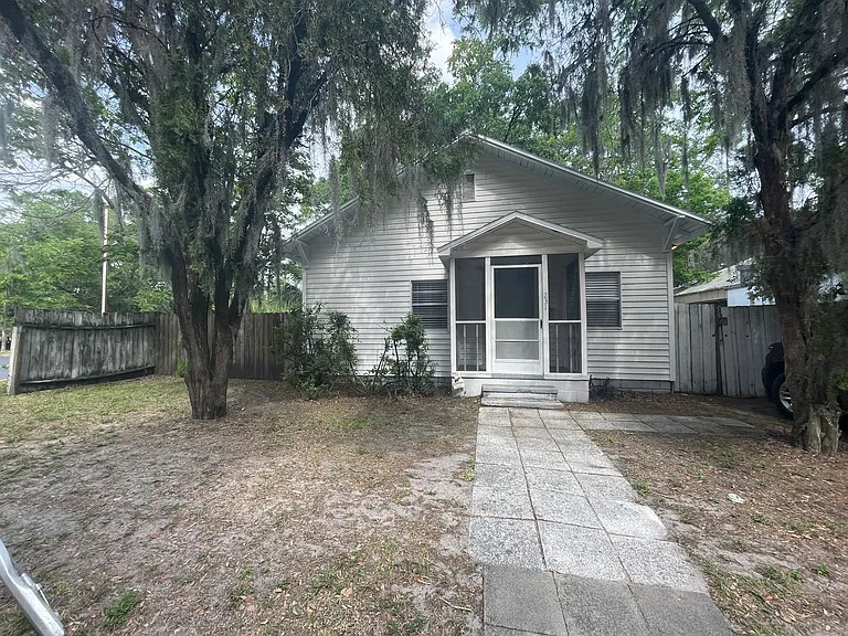 231 SW 5th St — Photo 1