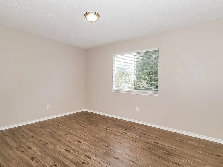 17116 Valley Glen Rd — Photo 13