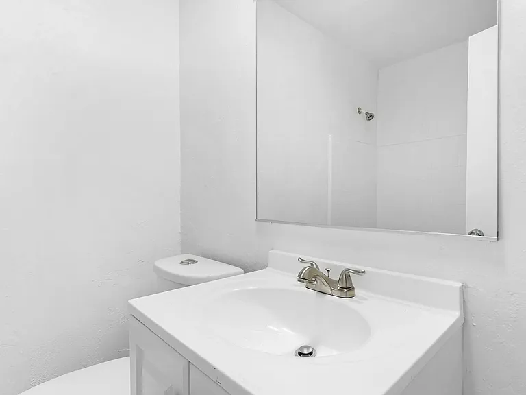 Country Club Apartments — Photo 25