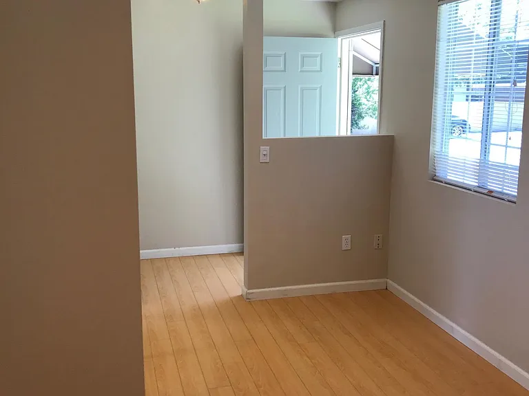 525 N Raymond Ave — Photo 2