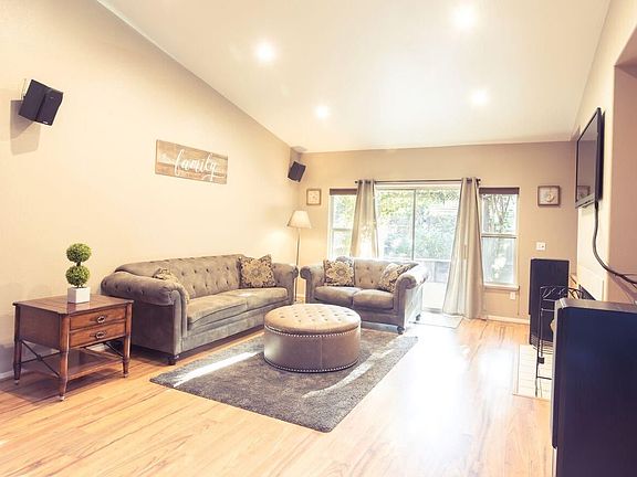 5th image of 824 La Coruno St