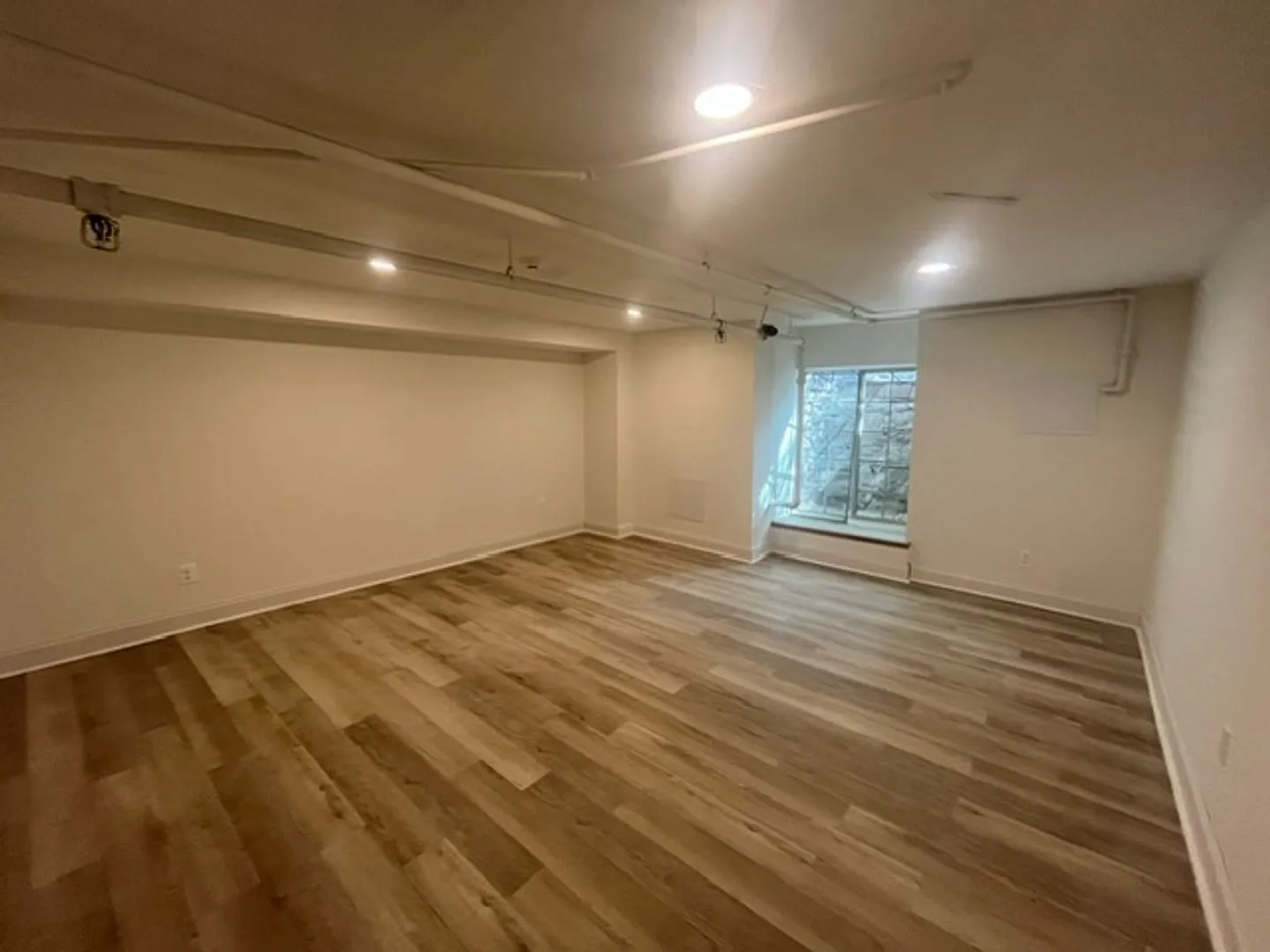 2 Bed Condo in Graduate Hospital — Photo 2