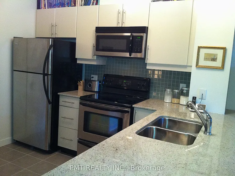 18 Harbour St #301 — Photo 3