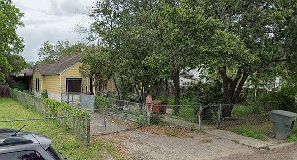 2nd image of 515 E 4th St