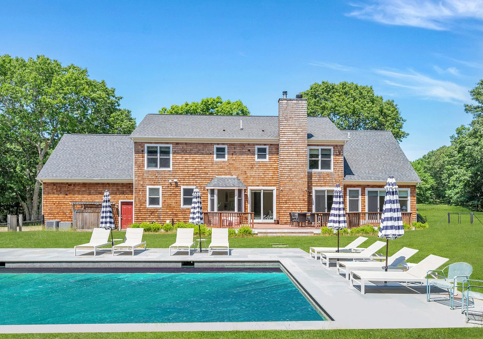 Timeless East Hampton retreat, large saltwater pool — Photo 1