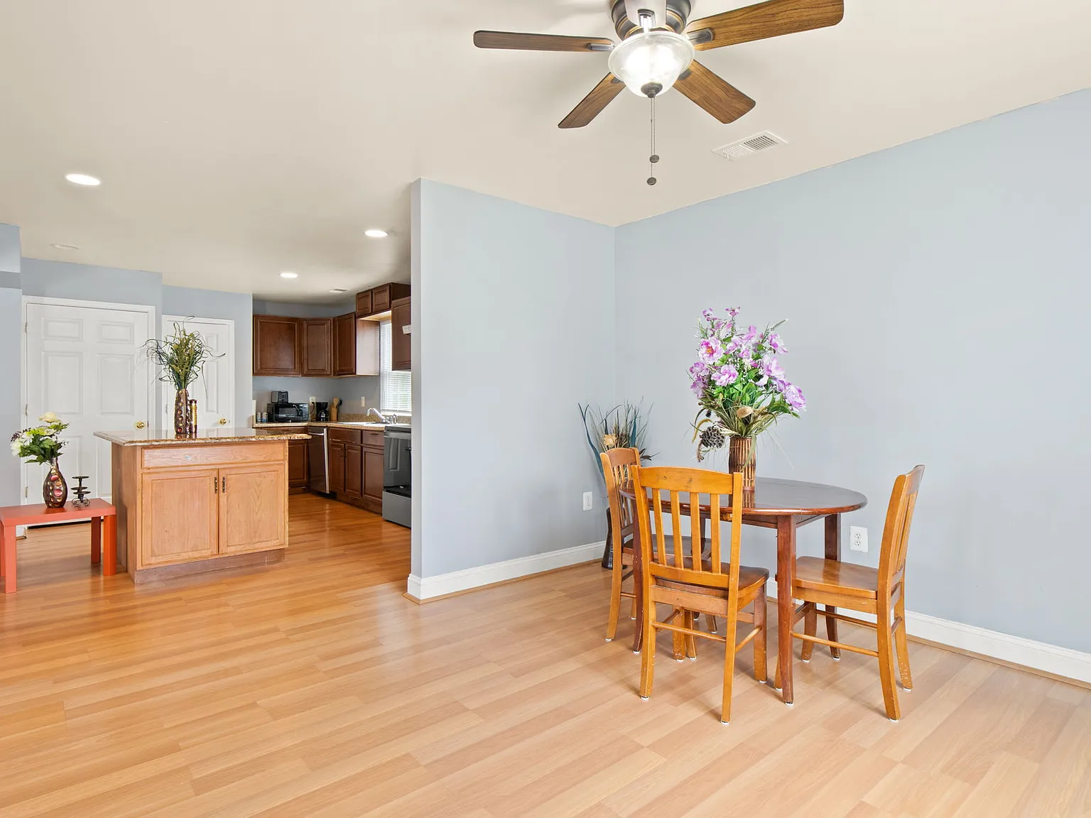 3 bed, 1900 sqft, $3,200 — Photo 4
