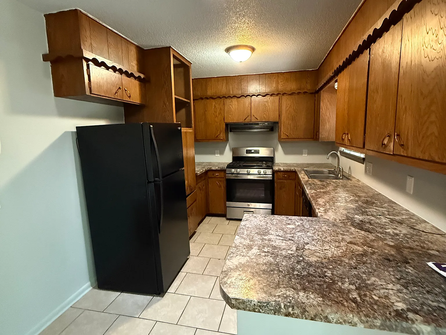 3 bed, 1.5 bath, 1350 sqft, $1,600 — Photo 4